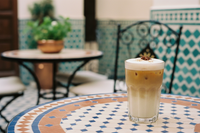 Dirty Chai Latte auf Marrokanischem Tisch